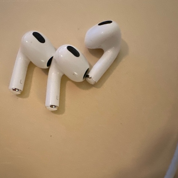 Apple 3rd Generation AirPods- used- in great condition, clean, disinfected w/box - Picture 11 of 12